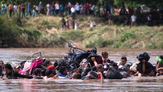 Group of migrants crossing the the Suchiate River / AP, Santiago Billy Group of migrants crossing the the Suchiate River / AP, Santiago Billy